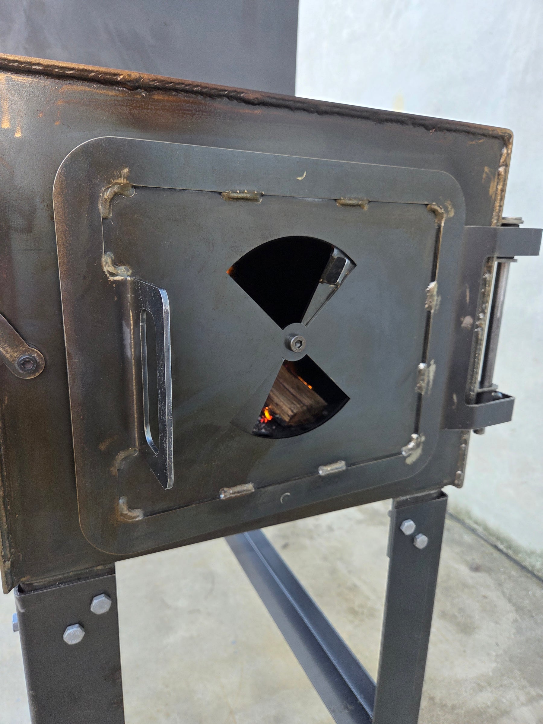 The Smokey Stack - Traditional Vertical Smoker