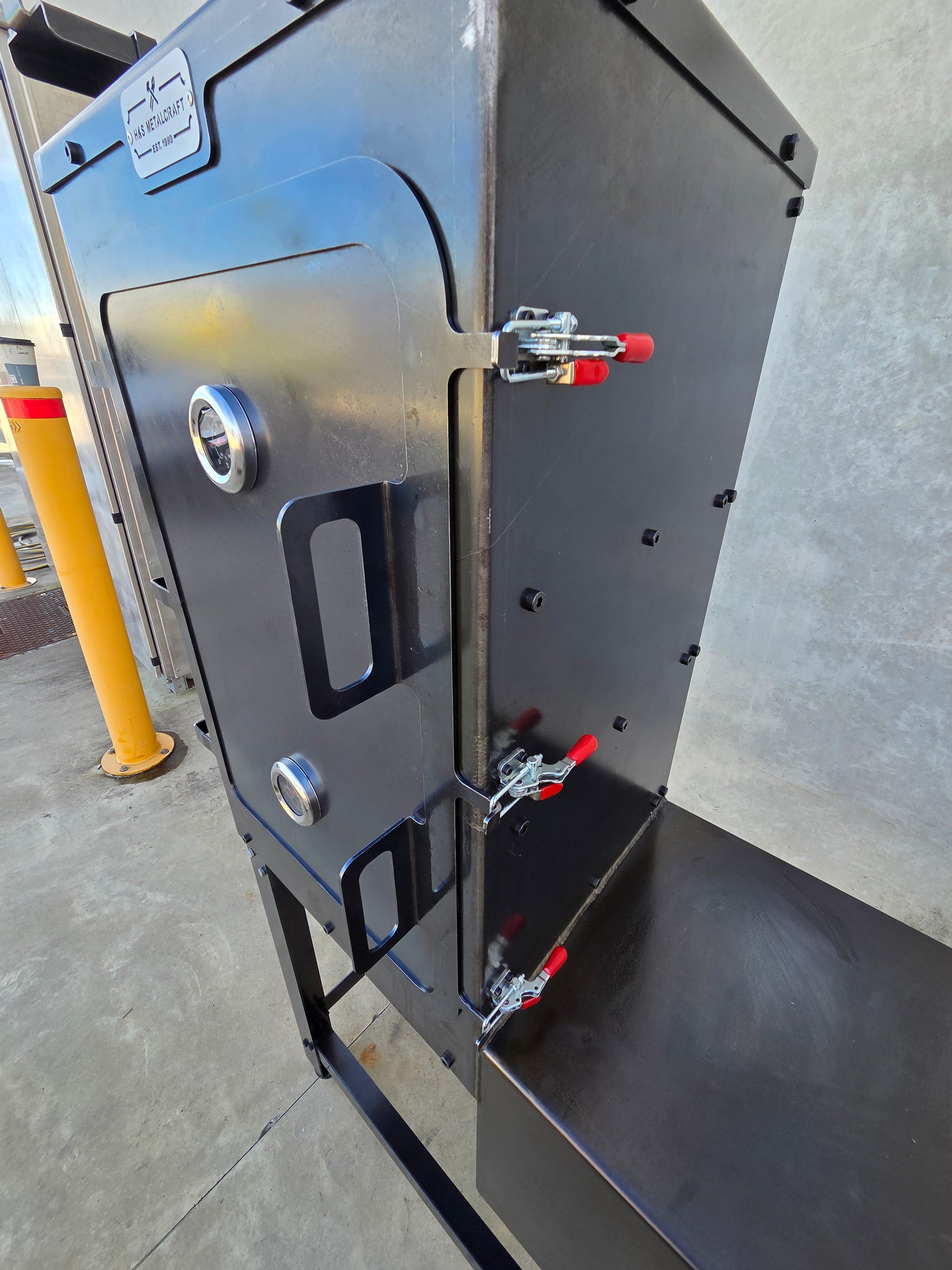 The Smokey Stack - Traditional Vertical Smoker